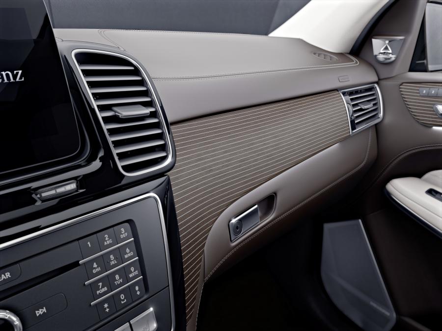 Детали интерьера Mercedes-Benz GLS500 4Matic Grand Edition (X166) 2017 года  (фото 7 из 7)